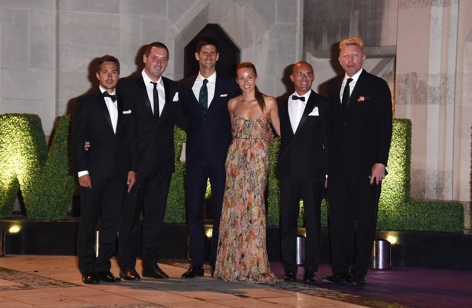 Il clan Djokovic, con Nole, la moglie Jelena e Borsi Becker prima dlela cnea di gala (Getty Images)